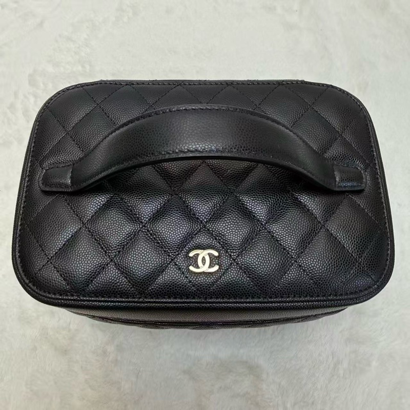 ✨🖤Chanel/香奈兒 化妝盒 黑金 荔枝紋牛皮 內里深紅色 手柄式手提化妝包 經典款時尚手提包 28開帶黑卡🖤-8