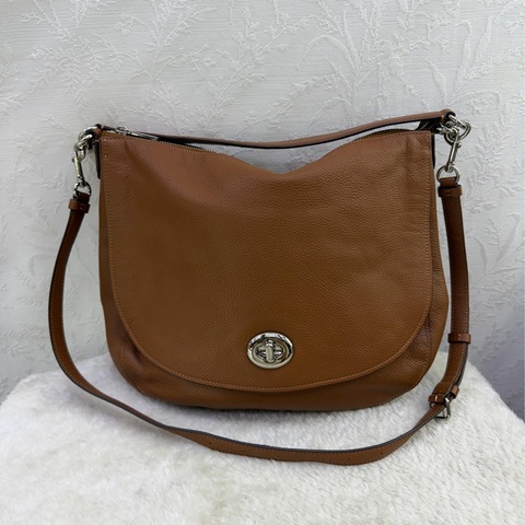 這款產品是Coach 的Turnlock Hobo 斜背包