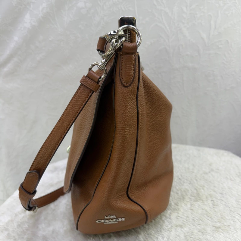 這款產品是Coach 的Turnlock Hobo 斜背包-1