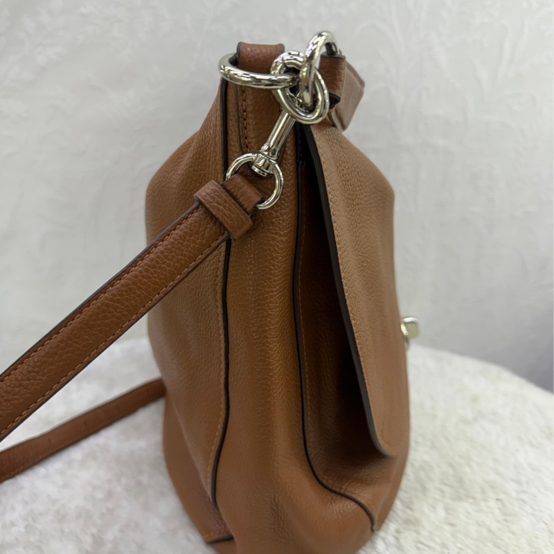 這款產品是Coach 的Turnlock Hobo 斜背包-3