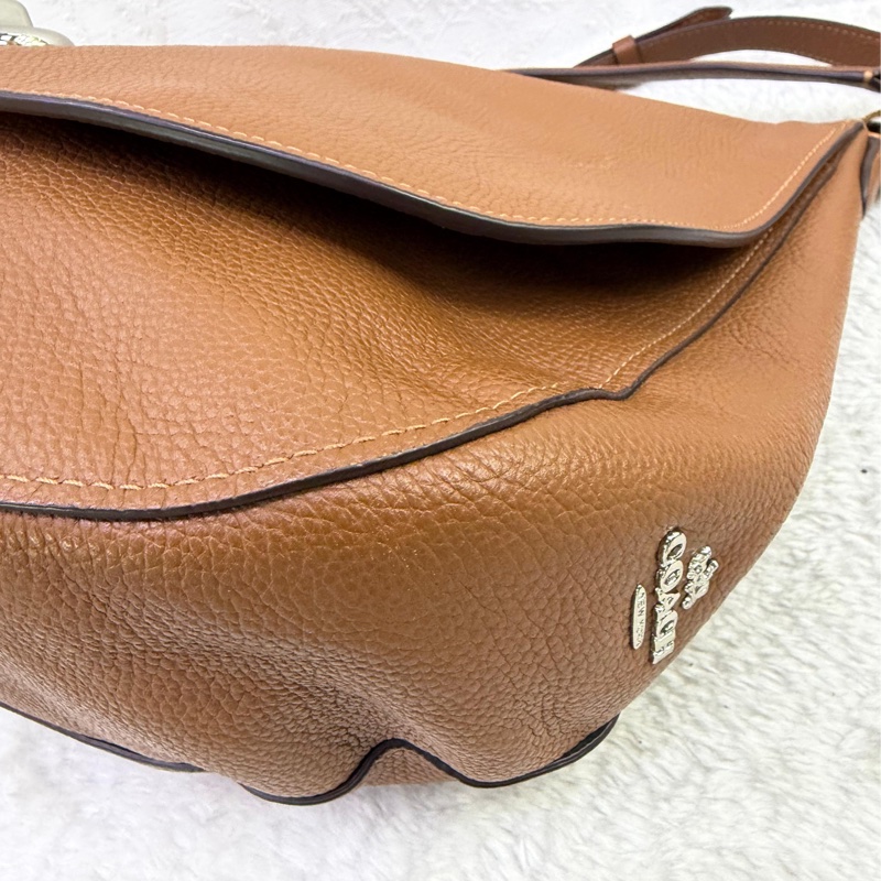 這款產品是Coach 的Turnlock Hobo 斜背包-4