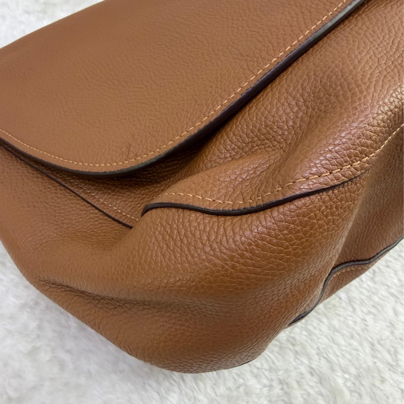 這款產品是Coach 的Turnlock Hobo 斜背包-5