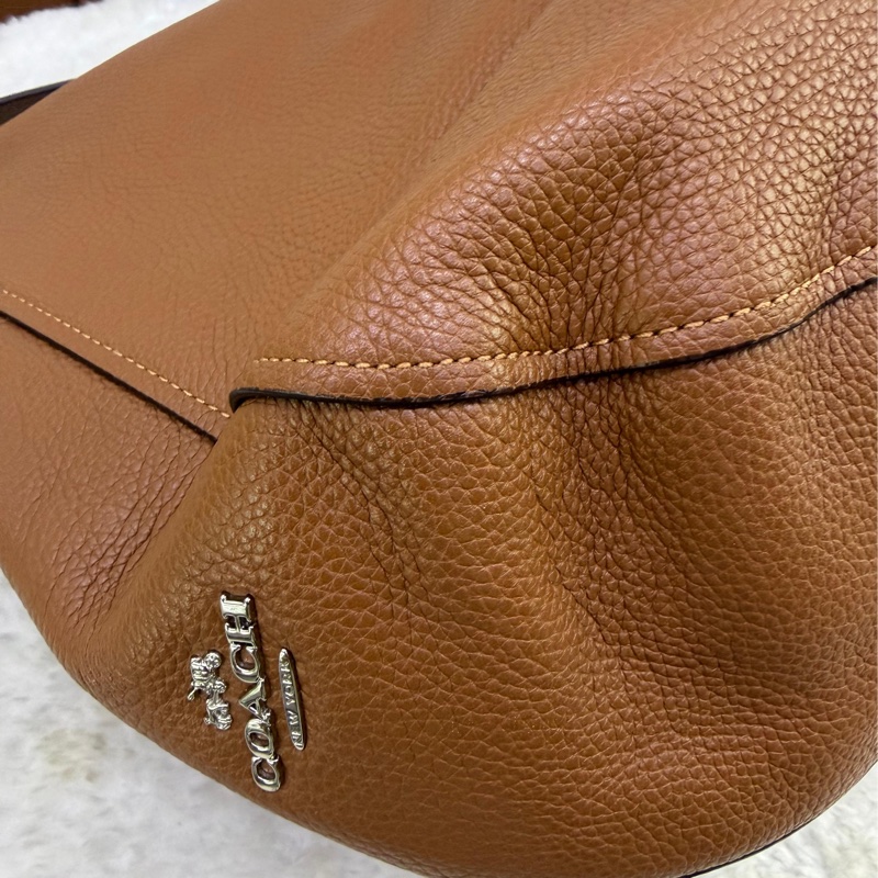 這款產品是Coach 的Turnlock Hobo 斜背包-6