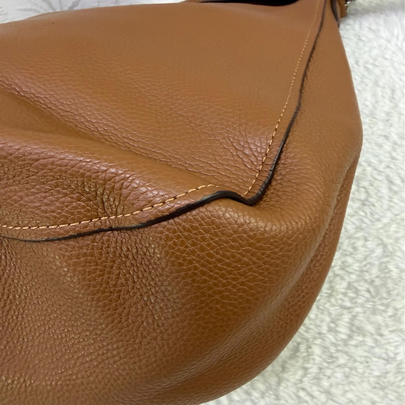 這款產品是Coach 的Turnlock Hobo 斜背包-7