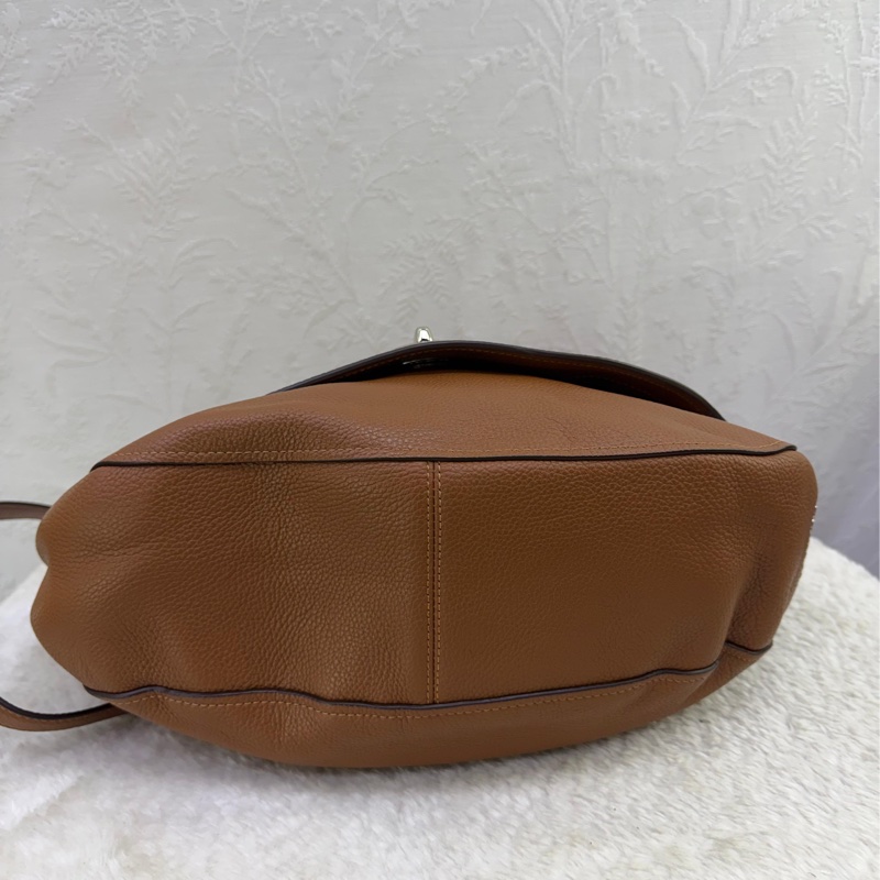 這款產品是Coach 的Turnlock Hobo 斜背包-8