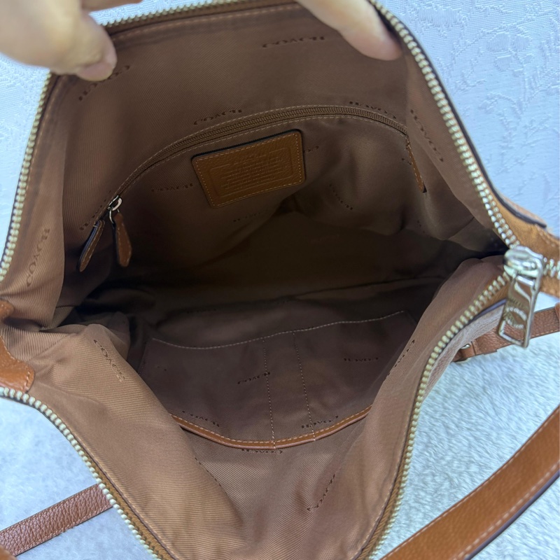 這款產品是Coach 的Turnlock Hobo 斜背包-9