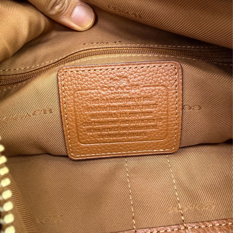 這款產品是Coach 的Turnlock Hobo 斜背包-11