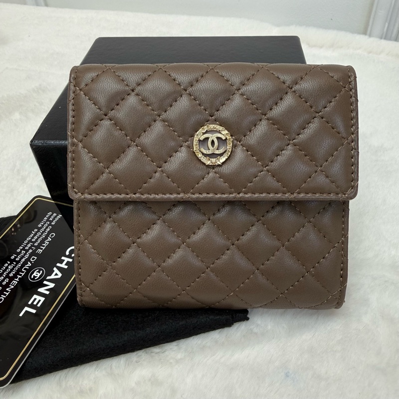 CHANEL香奈兒卡包 方形半口蓋錢包 駝色金扣 菱格紋羊皮零錢包-0