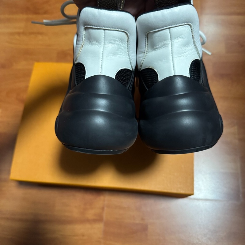 Lv Archlight小牛皮拱橋鞋 低幫運動老爹鞋 女款黑白 39碼-4