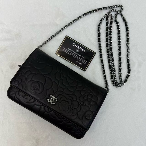 Chanel香奈兒Woc發財包 黑銀 山茶花壓紋 緞面山羊皮 經典熱門爆款鏈條斜挎單肩包 16開帶黑卡