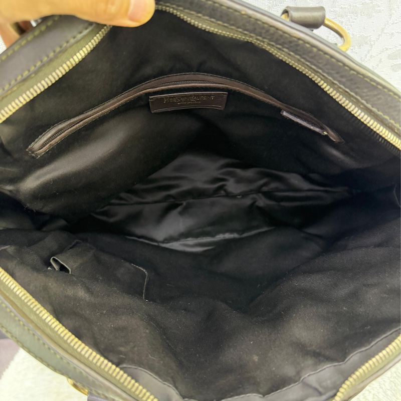 這款手袋是Yves Saint Laurent 的經典Muse 包款。-10