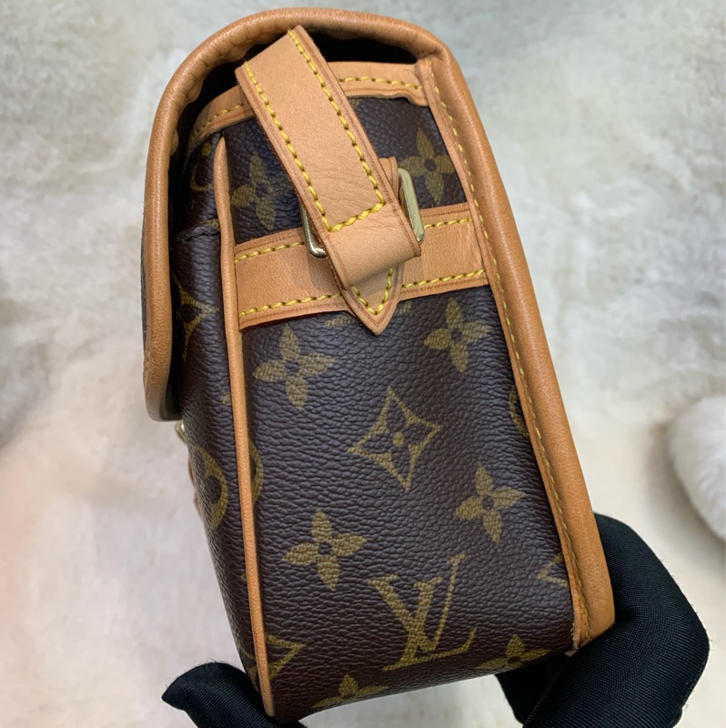 Louis Vuitton LV 老花法棍斜背包 (IA536)-1