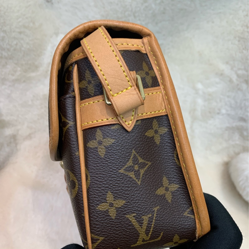 Louis Vuitton LV 老花法棍斜背包 (IA536)-21
