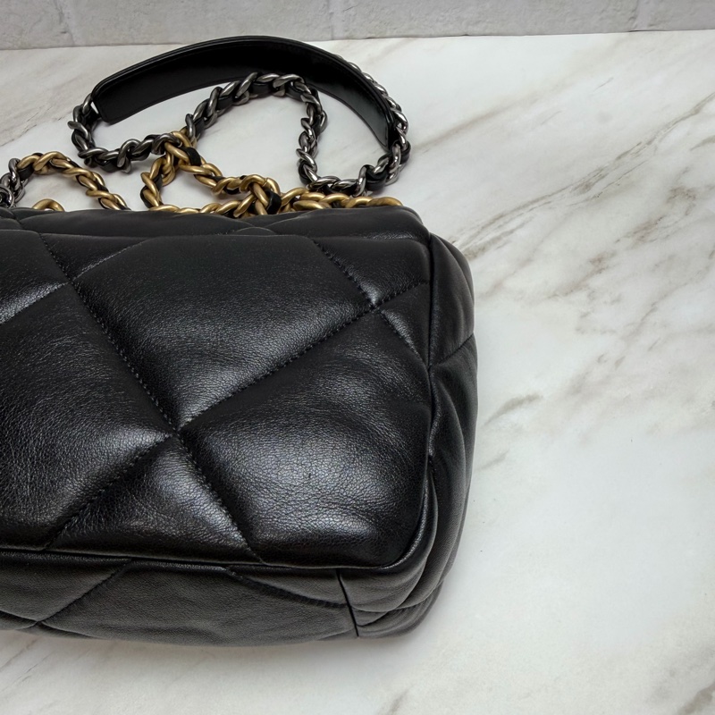 香奈兒Chanel 19 Bag 菱格紋羊皮黑色金釦 金銀雙色鏈帶 小號 手提/肩背/斜背-11