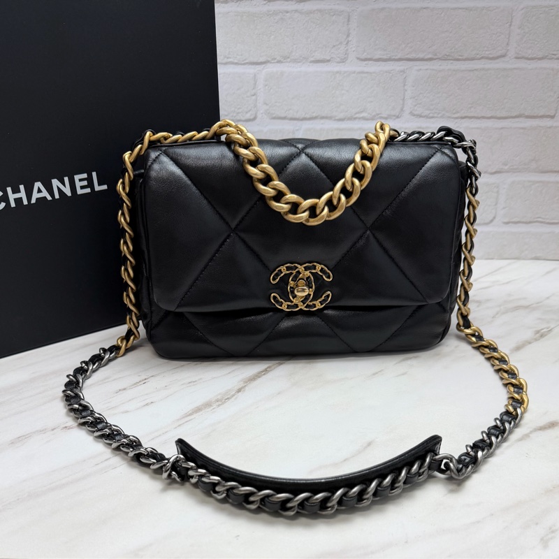 香奈兒Chanel 19 Bag 菱格紋羊皮黑色金釦 金銀雙色鏈帶 小號 手提/肩背/斜背-0