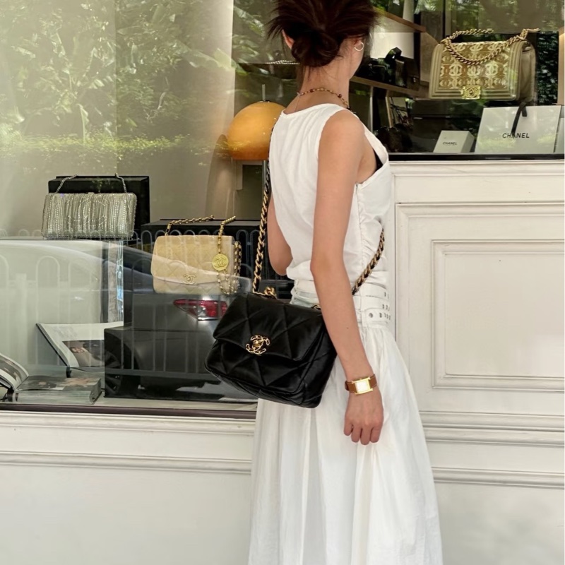 香奈兒Chanel 19 Bag 菱格紋羊皮黑色金釦 金銀雙色鏈帶 小號 手提/肩背/斜背-1