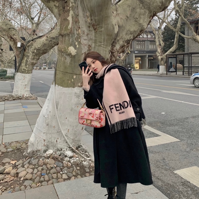 FENDI 情人節限定粉色老花手提肩背斜背包28*16*6.5 新品閒置 配件塵袋盒子-1