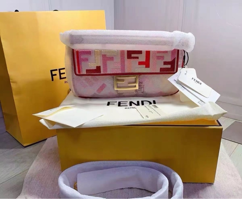 FENDI 情人節限定粉色老花手提肩背斜背包28*16*6.5 新品閒置 配件塵袋盒子-2