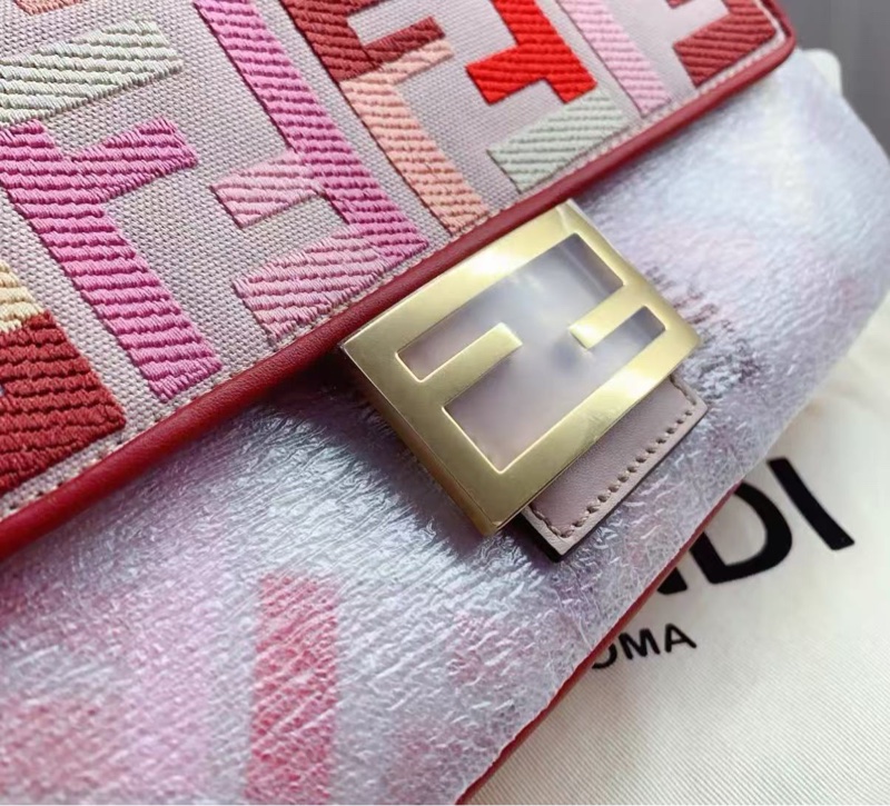 FENDI 情人節限定粉色老花手提肩背斜背包28*16*6.5 新品閒置 配件塵袋盒子-4