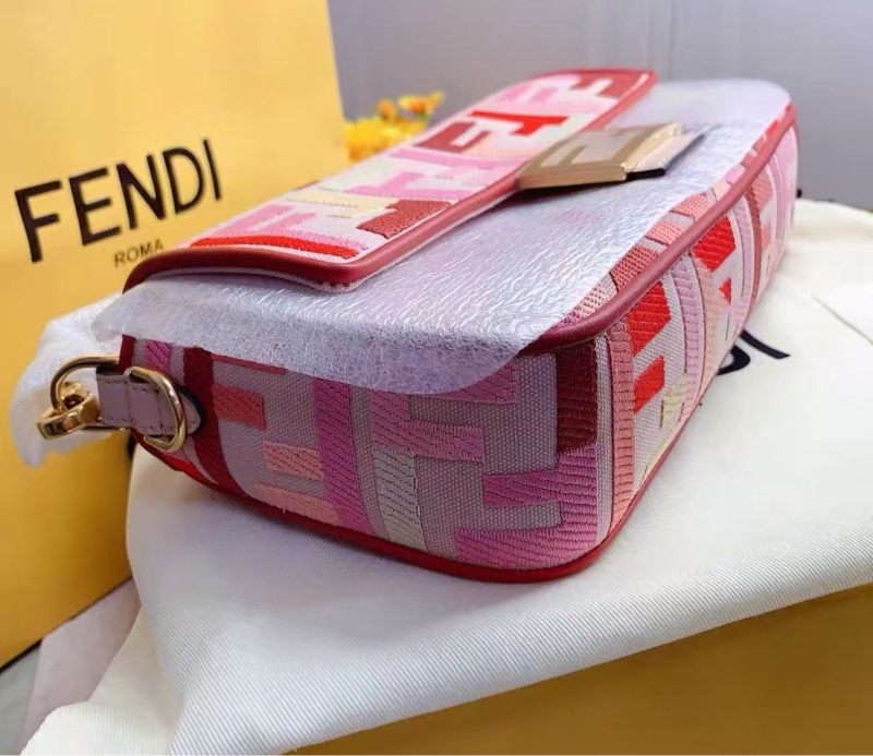 FENDI 情人節限定粉色老花手提肩背斜背包28*16*6.5 新品閒置 配件塵袋盒子-5
