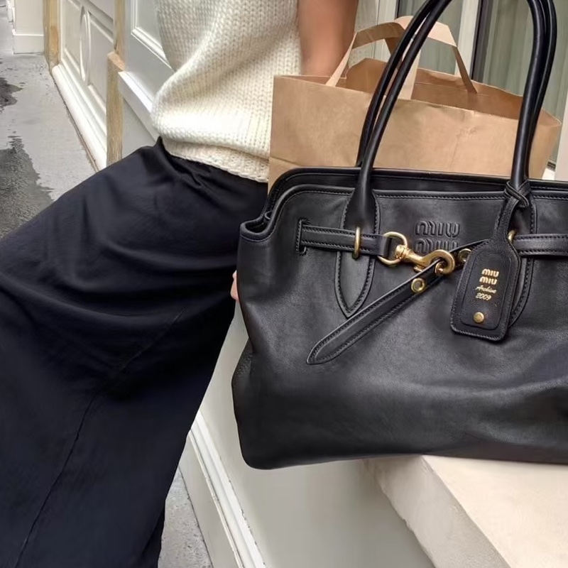 MIUMIU繆繆👩🏻🎤AVENTURE黑色金扣羊皮#大號托特包#-1