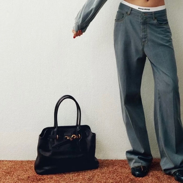 MIUMIU繆繆👩🏻🎤AVENTURE黑色金扣羊皮#大號托特包#-3