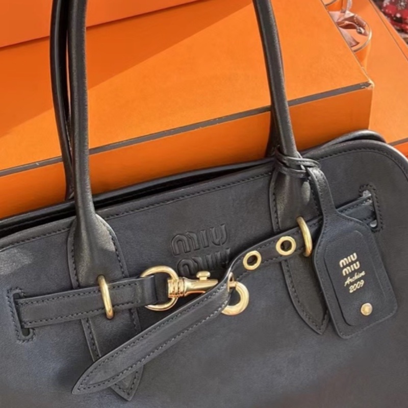 MIUMIU繆繆👩🏻🎤AVENTURE黑色金扣羊皮#大號托特包#-13