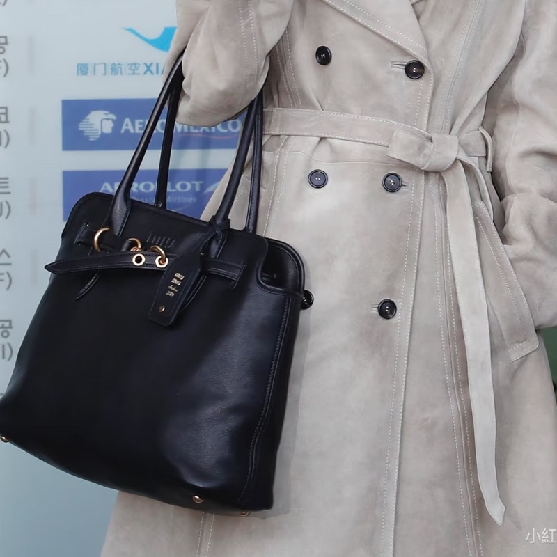 MIUMIU繆繆👩🏻🎤AVENTURE黑色金扣羊皮#大號托特包#-18