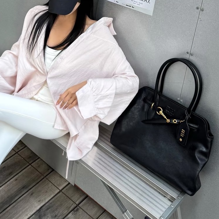 MIUMIU繆繆👩🏻🎤AVENTURE黑色金扣羊皮#大號托特包#-21