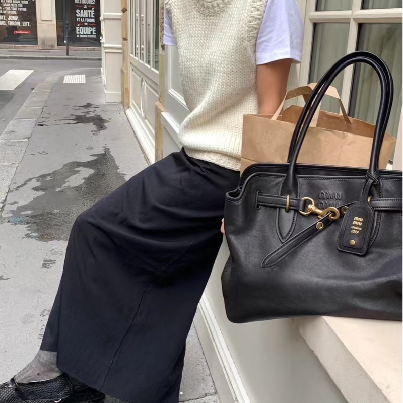 MIUMIU繆繆👩🏻🎤AVENTURE黑色金扣羊皮#大號托特包#-23