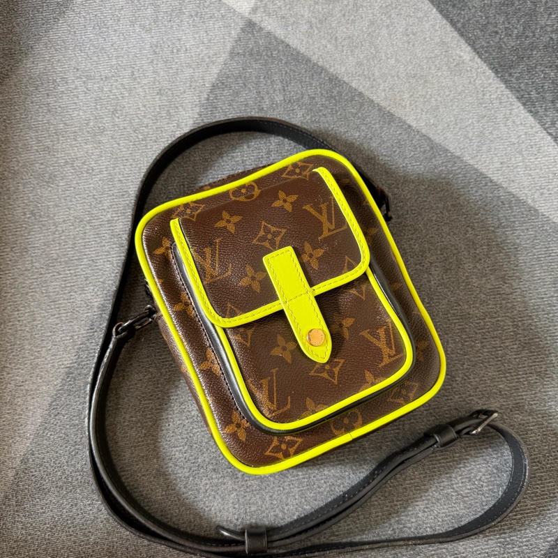 Lv 老花螢光綠相機包(M69404)芯片款-0