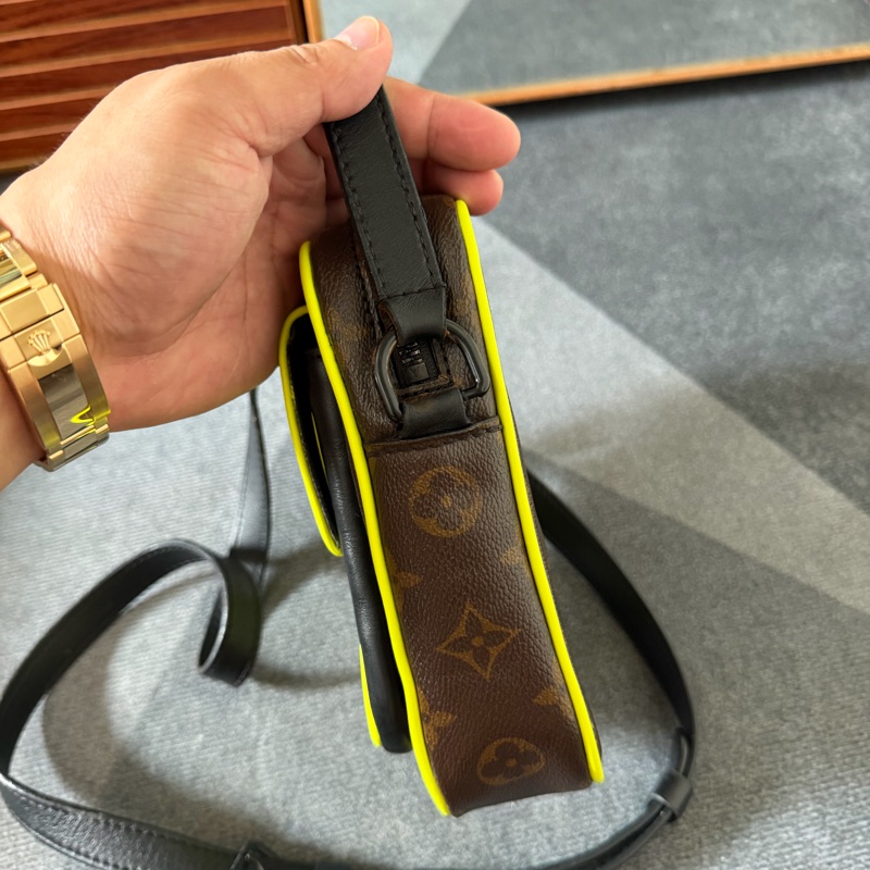 Lv 老花螢光綠相機包(M69404)芯片款-2