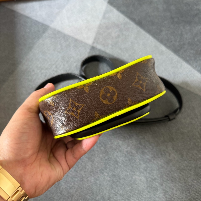 Lv 老花螢光綠相機包(M69404)芯片款-3