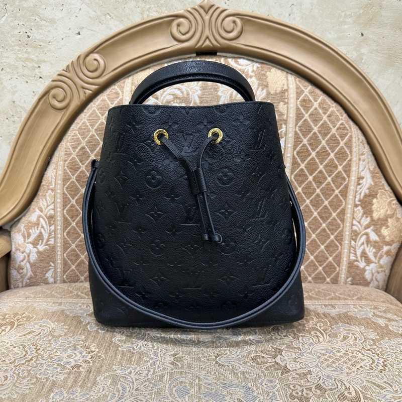 LV 黑牛皮壓紋金釦Noeneo MM手提肩背包M45256-0