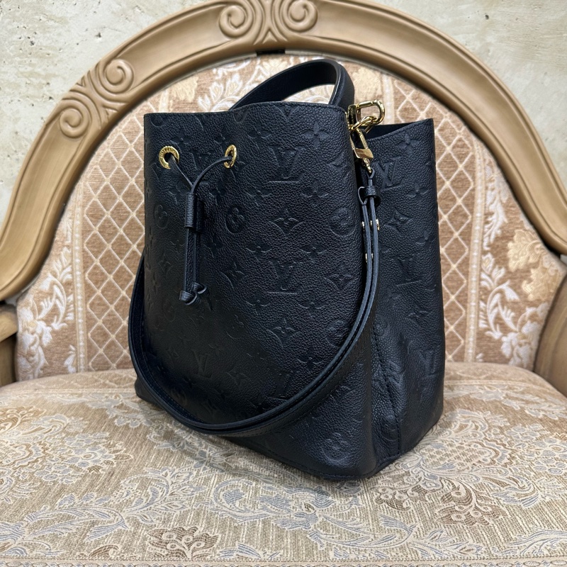 LV 黑牛皮壓紋金釦Noeneo MM手提肩背包M45256-3
