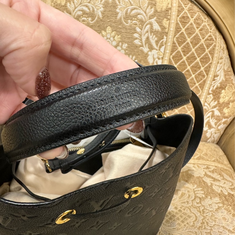 LV 黑牛皮壓紋金釦Noeneo MM手提肩背包M45256-7