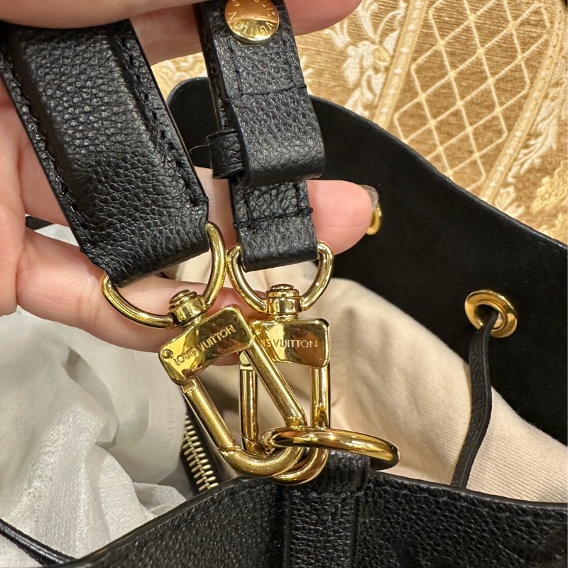 LV 黑牛皮壓紋金釦Noeneo MM手提肩背包M45256-10