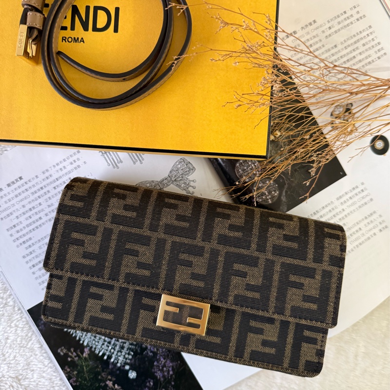 Baguette FF Logo 緹花布二用皮夾式鍊包/WOC(棕色)-0