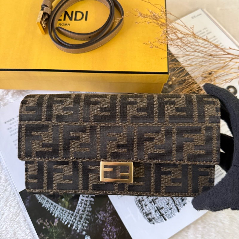 Baguette FF Logo 緹花布二用皮夾式鍊包/WOC(棕色)-1