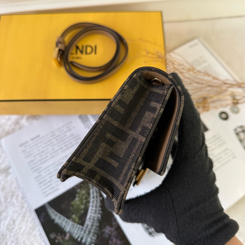 Baguette FF Logo 緹花布二用皮夾式鍊包/WOC(棕色)-2