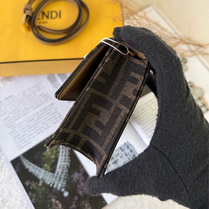 Baguette FF Logo 緹花布二用皮夾式鍊包/WOC(棕色)-4