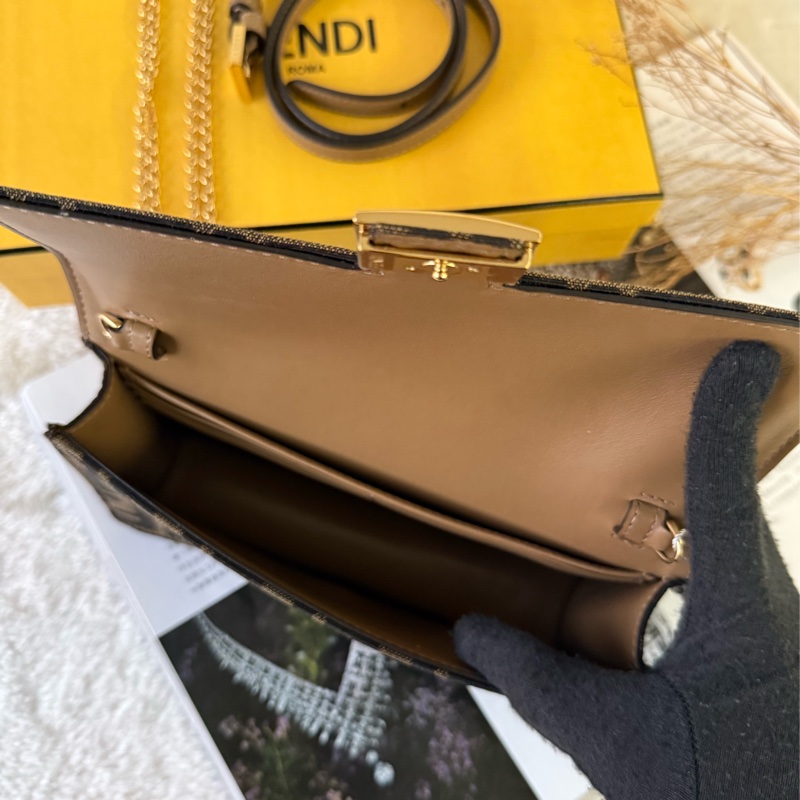 Baguette FF Logo 緹花布二用皮夾式鍊包/WOC(棕色)-6