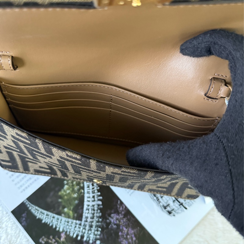 Baguette FF Logo 緹花布二用皮夾式鍊包/WOC(棕色)-7