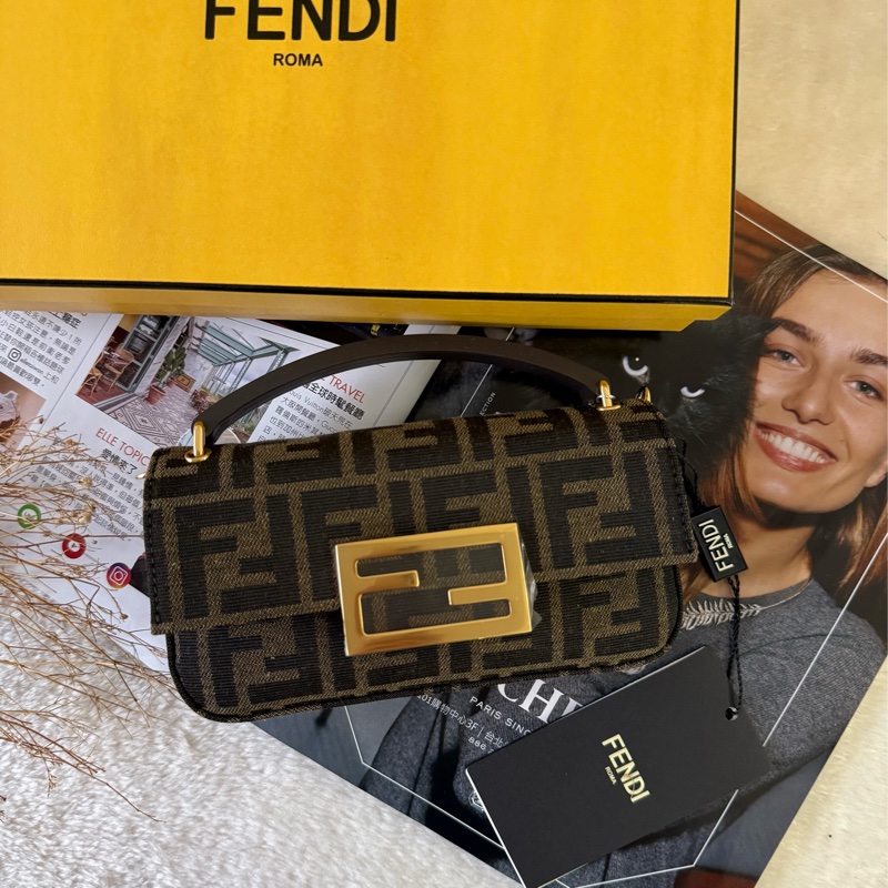 FF Logo Baguette 緹花布法棍手機包/二用包(棕色)-0