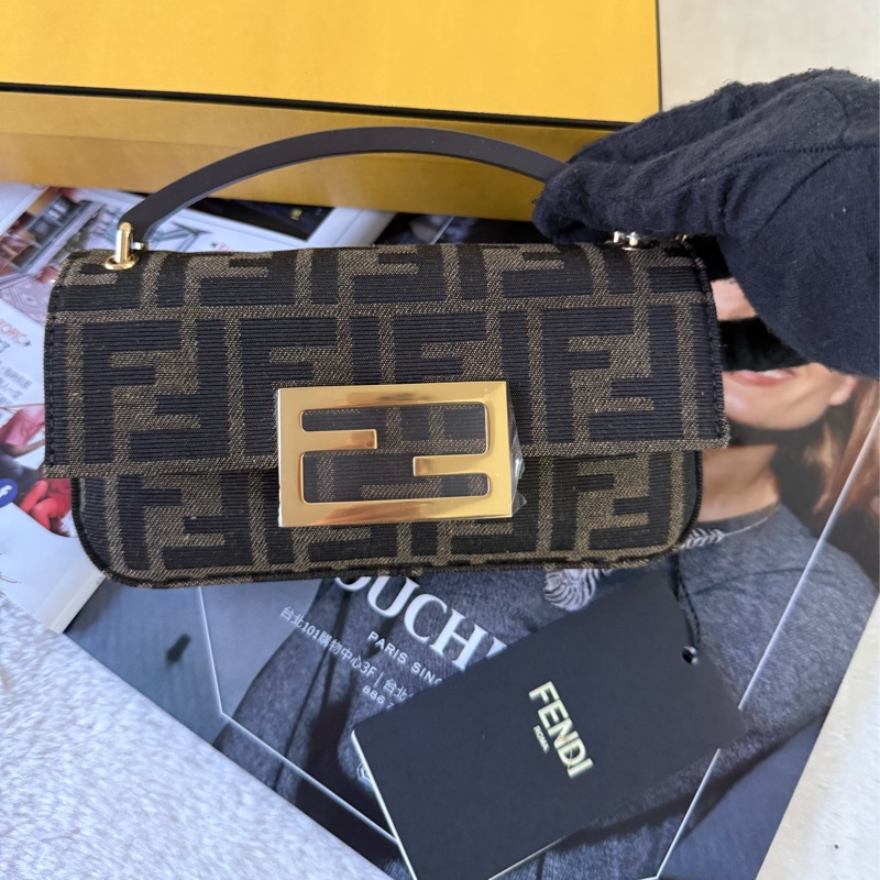 FF Logo Baguette 緹花布法棍手機包/二用包(棕色)-1