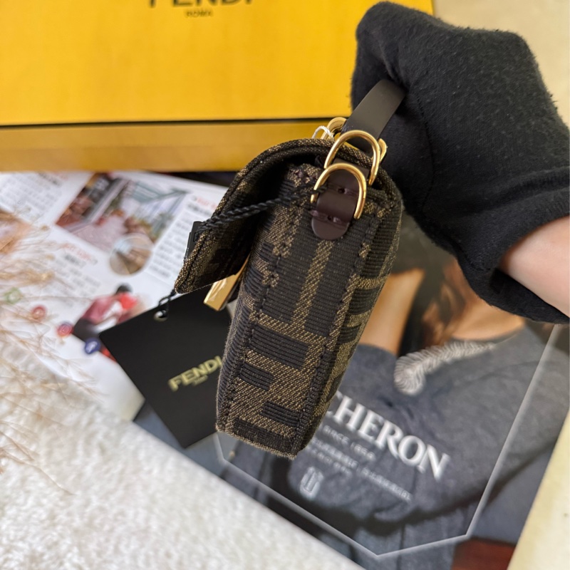 FF Logo Baguette 緹花布法棍手機包/二用包(棕色)-3