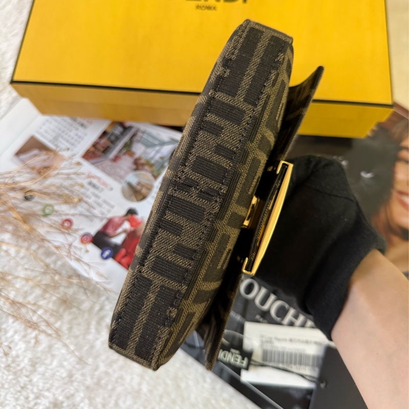 FF Logo Baguette 緹花布法棍手機包/二用包(棕色)-4