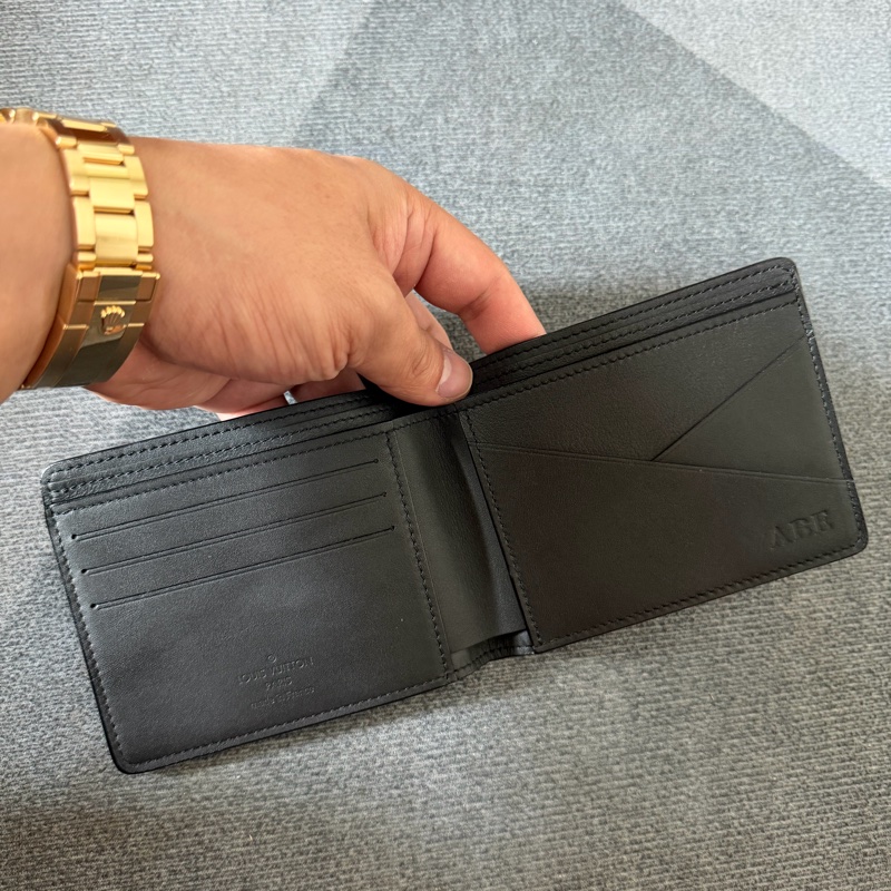 Lv黑色老花壓紋對開短夾(M62901)芯片款-5