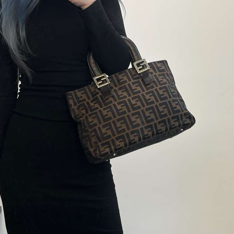 Fendi棕色老花銀扣波士頓手提包-1