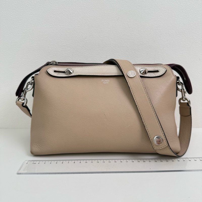 芬迪/Fendi 米色牛皮斜挎包 銀扣-1